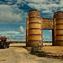 Un Uomo di Razza: una strada nella scenografia realizzata da Giuseppe Perrotta