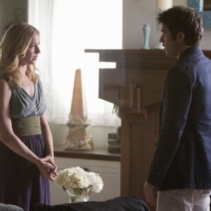 Revenge: Emily VanCamp e Joshua Bowman in una scena dell'episodio Loyalty
