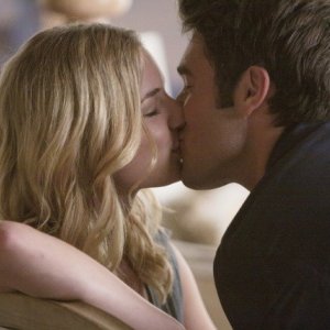 Revenge: Emily VanCamp e Joshua Bowman nell'episodio Loyalty