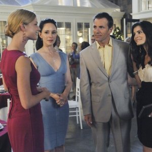 Revenge: Emily VanCamp, Madeleine Stowe, Alex Carter e Nina Fehren nell'episodio Betrayal
