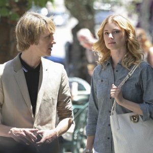Revenge: Gabriel Mann ed Emily VanCamp nell'episodio Trust