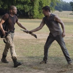 The Walking Dead: Norman Reedus e Jon Bernthal in una scena dell'episodio Muore la speranza
