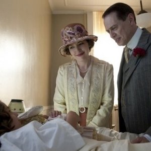 Boardwalk Empire: Kelly Macdonald e Steve Buscemi in una scena dell'episodio Georgia Peaches