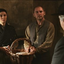 Alessandra Martines (al centro) con Katia Cuq e Nicolas Jouhet nel film Je m'appelle Bernadette