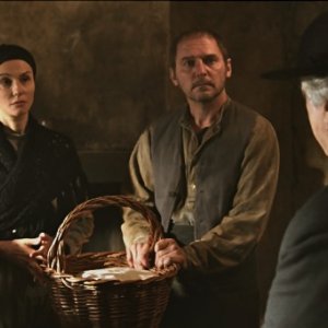 Alessandra Martines (al centro) con Katia Cuq e Nicolas Jouhet nel film Je m'appelle Bernadette