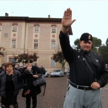 Alcuni seguaci di Mussolini a Predappio in una scena del documentario Il corpo del duce