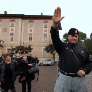 Alcuni seguaci di Mussolini a Predappio in una scena del documentario Il corpo del duce