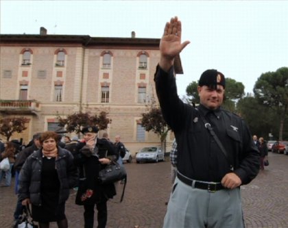 Alcuni seguaci di Mussolini a Predappio in una scena del documentario