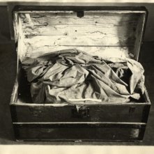 Il corpo del duce: la cassa di legno con i resti di Benito Mussolini mostrata nel film