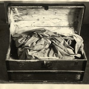 Il corpo del duce: la cassa di legno con i resti di Benito Mussolini mostrata nel film