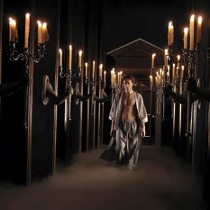 Justin Kirk in una sequenza onirica di Angels in America