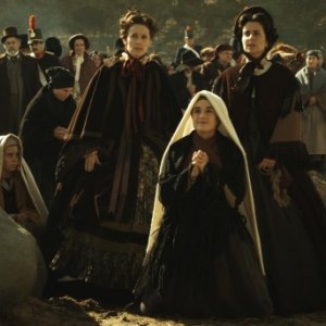 Katia Cuq (al centro, inginocchiata) nel film Je m'appelle Bernadette