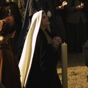 Katia Cuq (al centro) nel film Je m'appelle Bernadette