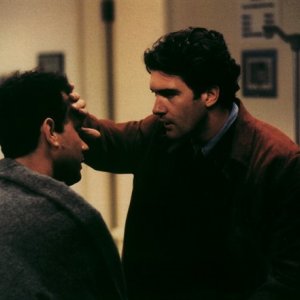 Tom Hanks con Antonio Banderas in una scena di Philadelphia