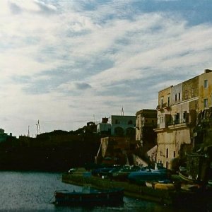 Un Amore Sconosciuto - esterno della locanda dell'isola, scenografia realizzata da Giuseppe Pirrotta