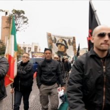 Una scena delle celebrazioni di Predappio tratta dal documentario Il corpo del duce