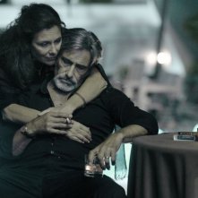 Valeria Cavalli con Gerard Lanvin in Les Lyonnais