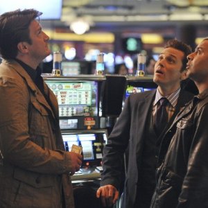 Castle: Nathan Fillion, Jon Huertas e Seamus Dever nell'episodio Heartbreak Hotel