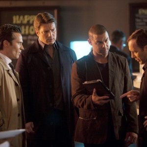 Castle: Nathan Fillion, Seamus Dever e Jon Huertas con Adam Pilver nell'episodio Kill Shot