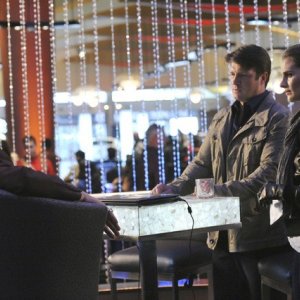 Castle: Nathan Fillion, Stana Katic e Jeffrey Vincent Parise  nell'episodio Heartbreak Hotel