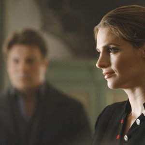 Castle: Nathan Fillion, sullo sfondo, e Stana Katic nell'episodio Demons