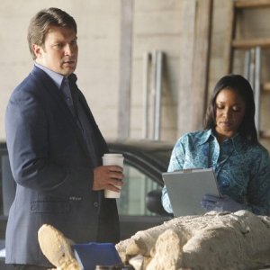 Castle: Stana Katic e Tamala Jones nell'episodio Kick the Ballistic