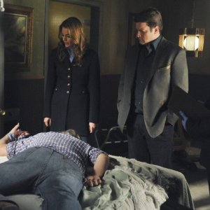 Castle: Tamala Jones, Nathan Fillion, Stana Katic e Jon Huertas nell'episodio Cuffed