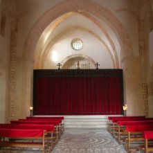 La Duchessa di Langeais- scenografia interno chiesa col grande sipario rosso di G.Pirrotta