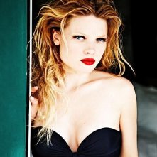 Una seducente Melanie Thierry su Max (dicembre 2011) fotografata da Ellen Von Unwerth