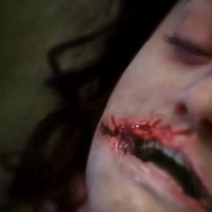 Una scena di American Horror Story (episodio Spooky Little Girl, prima stagione) che richiama il caso della 'Dalia Nera'