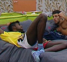 Grande Fratello 12: Kiran parla con Rudolf a letto