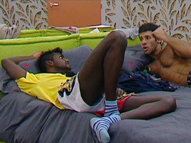 Grande Fratello 12: Kiran parla con Rudolf a letto