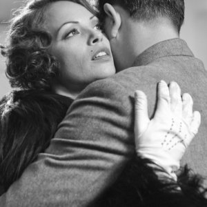 Bérénice Bejo in una scena di The Artist abbraccia Jean Dujardin