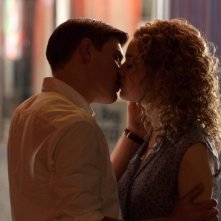 Chris Lowell ed Emma Stone si baciano in una scena del film The Help