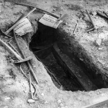 Il corpo del duce: la buca che ospitava la cassa di legno con i resti di Benito Mussolini