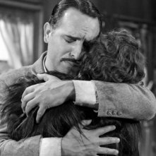 Jean Dujardin in una scena di The Artist abbraccia Bérénice Bejo