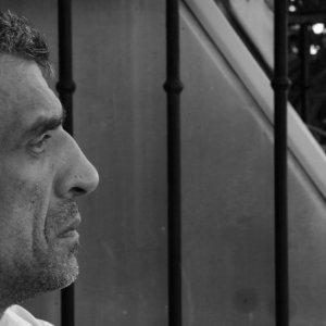 Luciano Levrone pensieroso in una scena di Penultimo Paesaggio