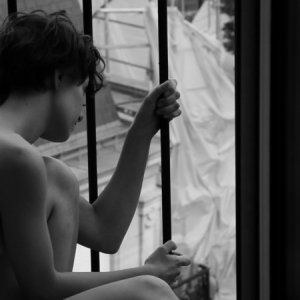 Simona Rossi senza veli in una scena del dramma sentimentale Penultimo Paesaggio