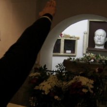 Un militante in visita alla tomba di Mussolini a Predappio in una scena de Il corpo del duce