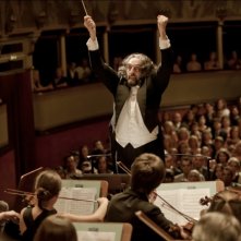 Andrea Buscemi dirige la sua orchestra in una scena del film Finalmente la felicità