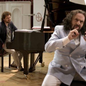 Andrea Buscemi in una scena del film Finalmente la felicità insieme a Leonardo Pieraccioni