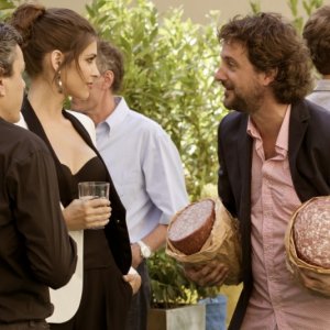 Ariadna Romero insieme a Leonardo Pieraccioni e a due salami in una scena di Finalmente la felicità