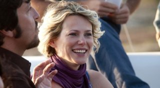 Barbora Bobulova sorride in una scena di Immaturi - Il viaggio con Ricky Memphis