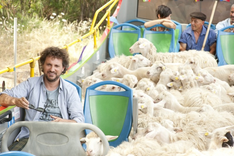 Finalmente La Felicita Leonardo Pieraccioni A Bordo Di Un Bus Pieno Di Pecore Sul Set Del Film 224988