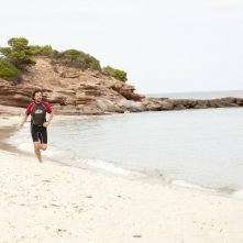Finalmente la felicità: Leonardo Pieraccioni corre sulla spiaggia in una scena del film