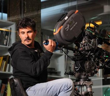 Il regista Paolo Genovese con la sua macchina da presa sul set di Immaturi - Il viaggio