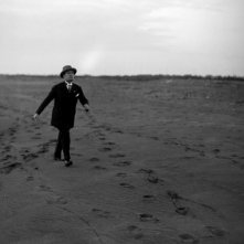 Il sorriso del capo: Benito Mussolini sulla spiaggia in un'immagine di repertorio del film