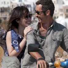 Immaturi - Il viaggio: Anita Caprioli e Paolo Kessisoglu sorridono a bordo di una vespa in una scena del film