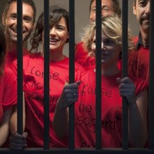 Immaturi - Il viaggio: i protagonisti sorridono dietro le sbarre sul set del film