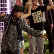 Leonardo Pieraccioni balla in una scena della commedia Finalmente la felicità